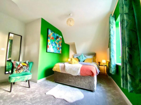 Beautiful Stylish 2 Bedroom Apartment! - 5 Minute Walk to the Best Beach! - Great Location - Parking - Netflix - Fast WiFi - Smart TV - Newly decorated - sleeps up to 6! Close to Bournemouth & Poole T